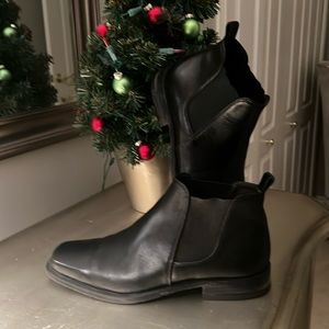 Johnston & Murphy Men’s Black leather short slip-on Boot.